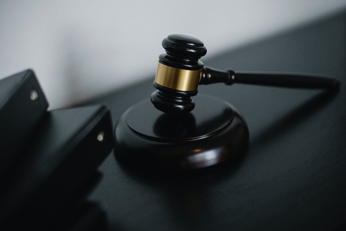 明知自己感染艾滋病還與他人發(fā)生性行為違法嗎？